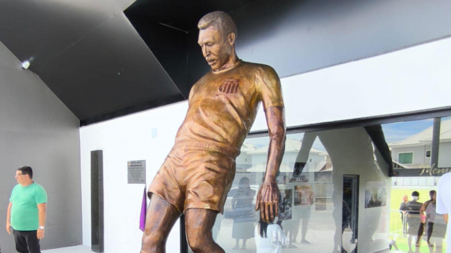 Una estatua gigante se robó las miradas en la apertura del Estadio 