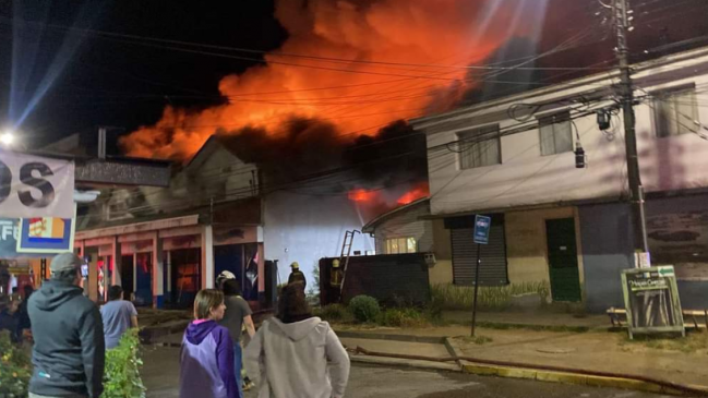 Talcahuano: Incendio destruyó peluquería, florería, almacén y otros locales