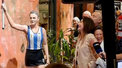   ¡Sorprendida! Luciana Aymar develó estatua en su honor en Rosario 