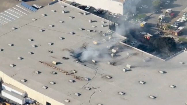 Al menos dos muertos: Avioneta cayó sobre local comercial en California