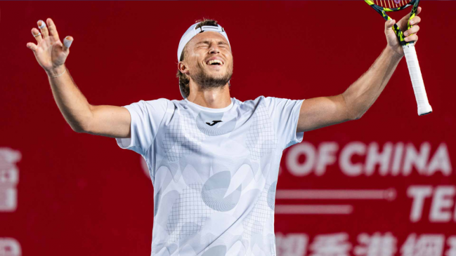 Alexandre Müller remontó en la final de Hong Kong y alzó su primer título ATP