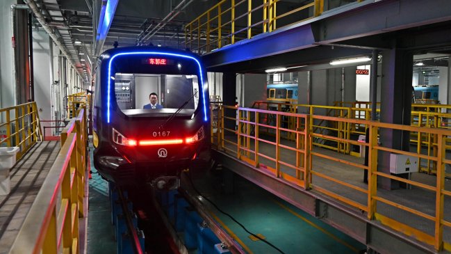 Ya está en funcionamiento el primer metro fabricado con fibra de carbono en China