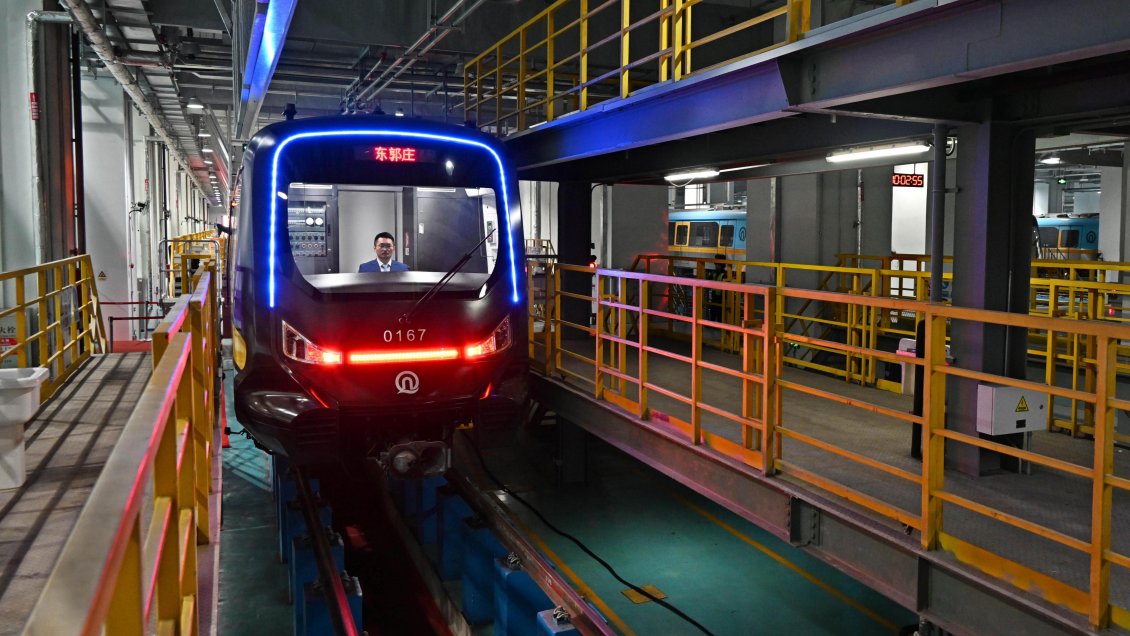 Ya está en funcionamiento el primer metro fabricado con fibra de carbono en China