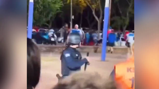 [VIDEO] Hinchas de Colo Colo y la UC protagonizaron escandalosa pelea en Uruguay
