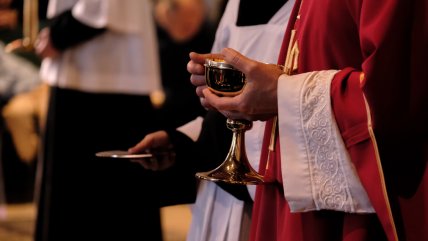 La Iglesia italiana permitirá sacerdotes gays que muestren 