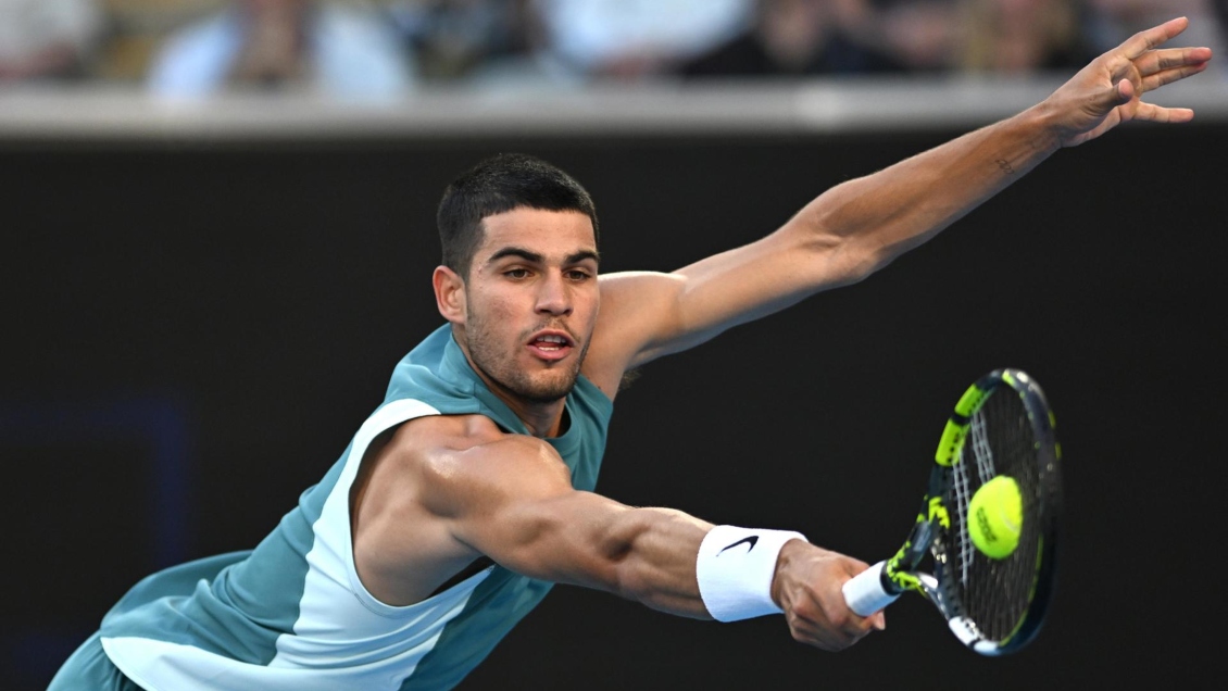 Carlos Alcaraz cumplió en su debut y avanzó con solidez en Australia