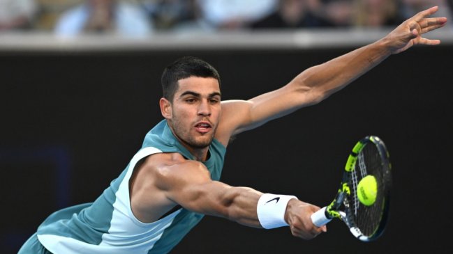 Carlos Alcaraz cumplió en su debut y avanzó con solidez en Australia