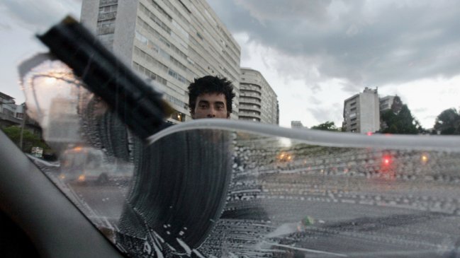 Conductor baleó a limpiaparabrisas callejero en Santiago