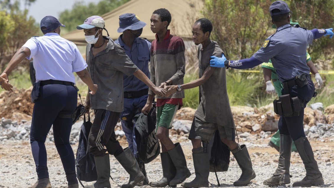 El calvario de cientos de mineros tras semanas atrapados bajo tierra en Sudáfrica