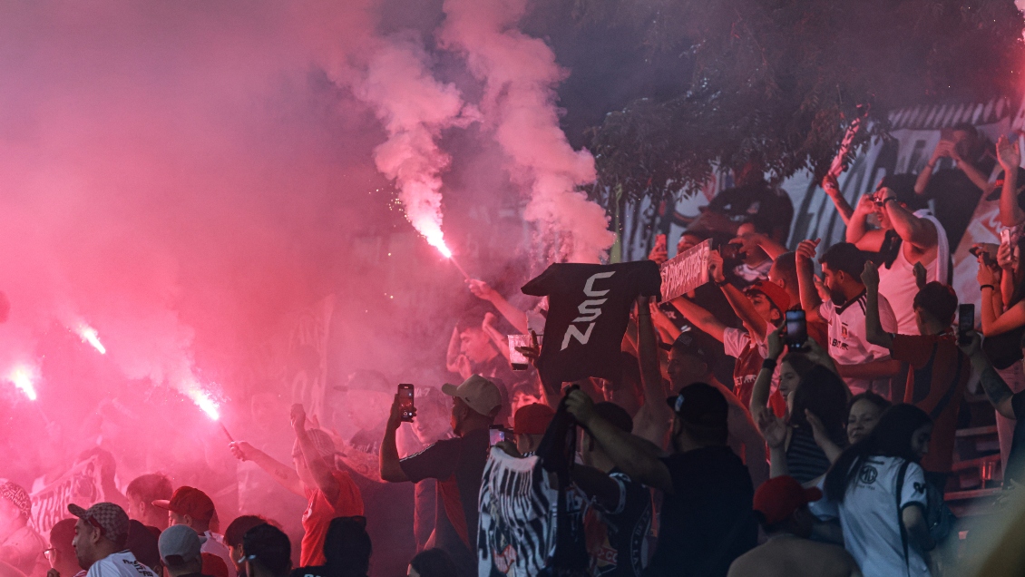 [VIDEO] Barristas de Colo Colo protagonizaron riña callejera con fanáticos de Huracán