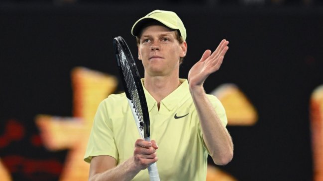 Jannik Sinner superó los problemas que le propuso Schoolkate y avanzó en Australia