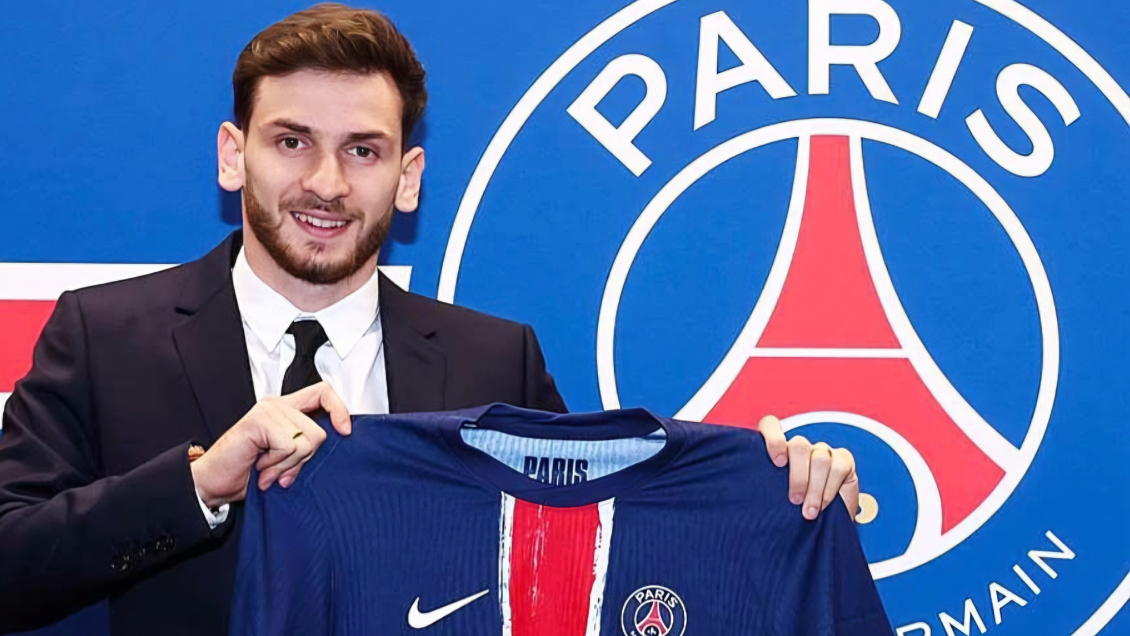 PSG presentó a Khvicha Kvaratskhelia como su nuevo jugador