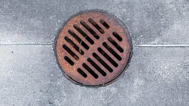 Ciudad italiana busca sus alcantarillas con detectores de metal tras asfaltarlas por error