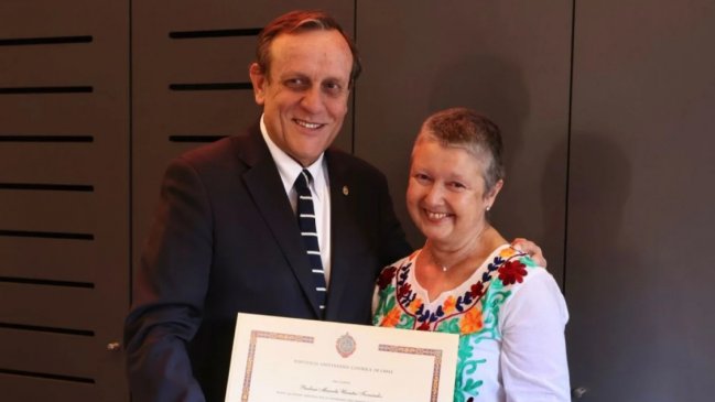 Paulina Urrutia reapareció en público y recibió su título universitario en la PUC