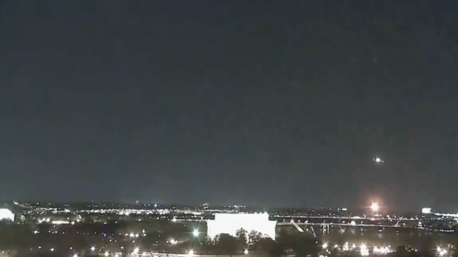 Avión chocó en el aire con helicóptero del Ejército en Washington DC