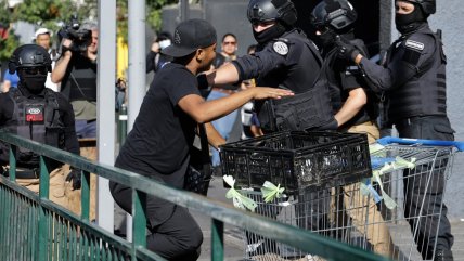 Estación Central: Violentos enfrentamientos durante retiro de carros de comida callejera