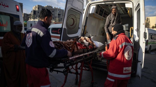 Egipto recibe al primer grupo de heridos y enfermos desde Gaza a través del paso de Rafah