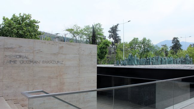 Escultora asestó golpe judicial a la UDI por estatuillas similares al memorial de Jaime Guzmán