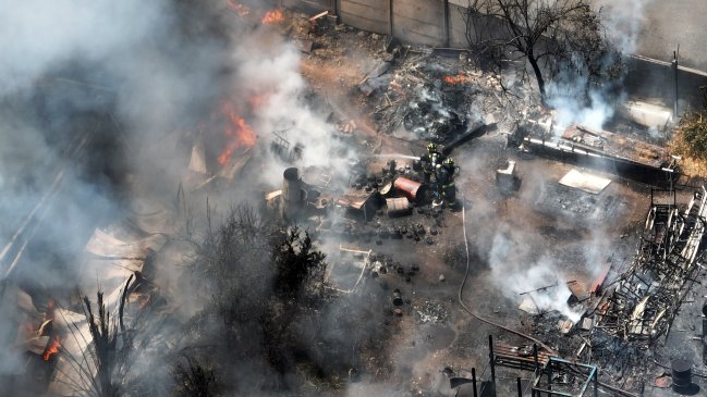 Bomberos encapsuló gran incendio en fábrica de San Joaquín