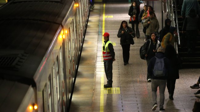 INE: Metro de Santiago transportó a 53 millones de personas en diciembre