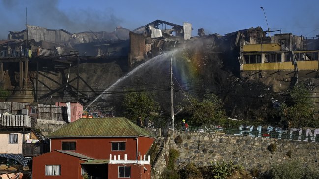 Incendio en Cerro Cordillera: Hubo una decena de casas afectadas
