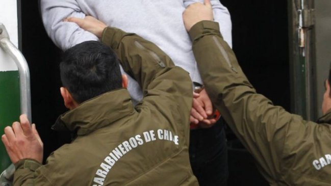 El Bosque: Carabineros detuvo a tres adolescentes que circulaban armados en un auto robado