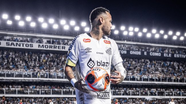 [VIDEO] Destellos de talento, patadones y fotos con rivales: Así fue el retorno de Neymar a Santos