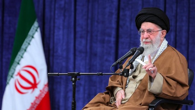 Líder supremo de Irán afirma que negociar con EE.UU. no es inteligente ni sabio