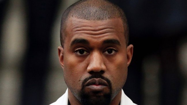 Kanye West comienza a vender polémica polera con la esvástica nazi de Hitler