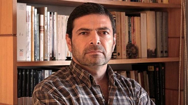 Carlos Ruiz, ex ideólogo del FA, vuelve a dar clases en la Chile tras caso de violencia intrafamiliar