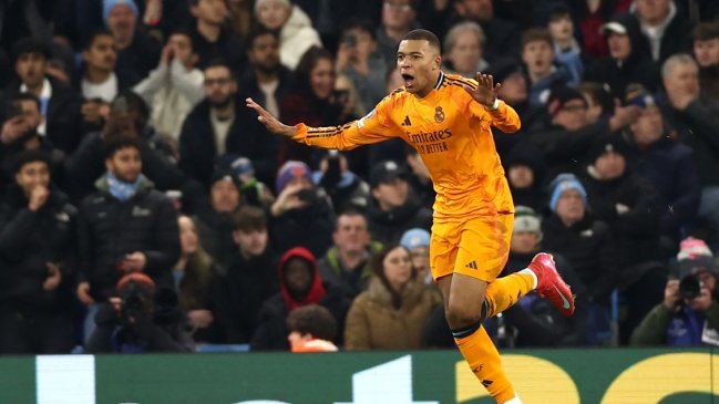[VIDEO] Mbappé lo empató para Real Madrid ante Manchester City con un tiro con la canilla