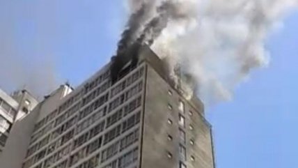  Incendio afectó a pisos 25, 26 y 27 de edificio en el centro de Santiago  