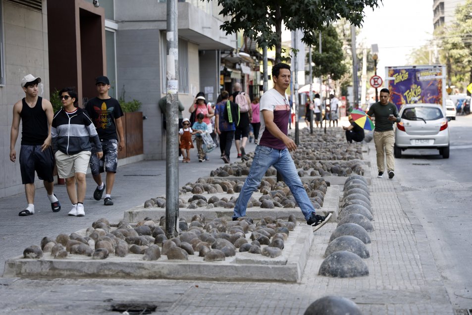 Fotos] Estación Central instaló piedras para evitar el comercio ambulante - Cooperativa.cl