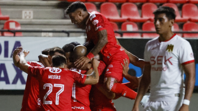 La Calera aplastó a U. Española con cuatro goles en su debut por la Liga de Primera