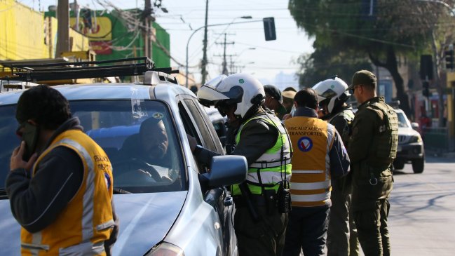 Masiva fiscalización vehicular en barrios La Chimba y Mapocho