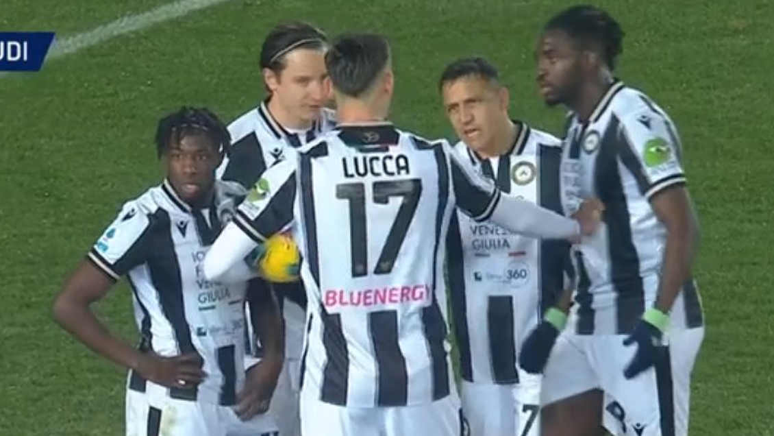 [VIDEO] Con Alexis en medio: La polémica pelea en Udinese por patear un penal