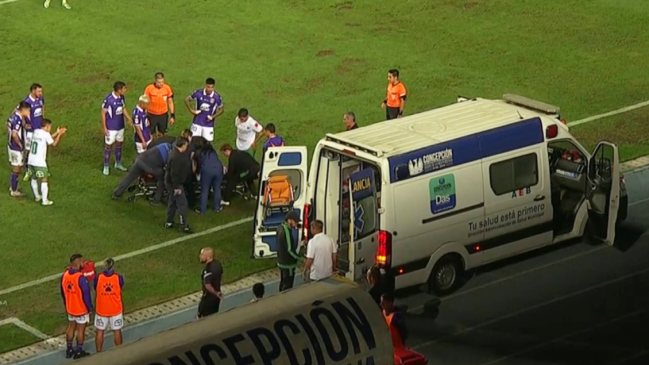 Jugador de Temuco salió en ambulancia tras fuerte golpe en la cabeza ante Concepción
