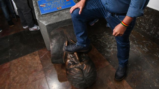 Bolivia: Diputado opositor tumbó estatua de Evo Morales