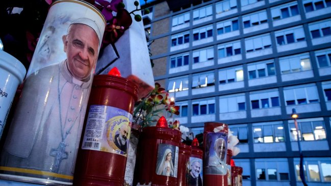 El papa pasó una buena noche y está descansando, pero sigue 