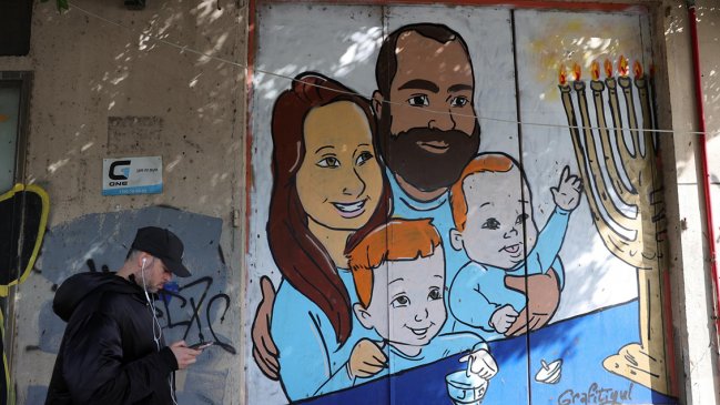 Familia Bibas será enterrada el miércoles con una marcha fúnebre abierta al público