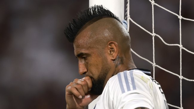 Vidal salió con molestias del duelo con O'Higgins y volvió a encender las alarmas en Colo Colo