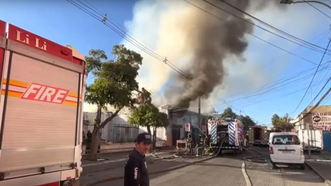 Bomberos controló incendio que afecta a locales en San Bernardo