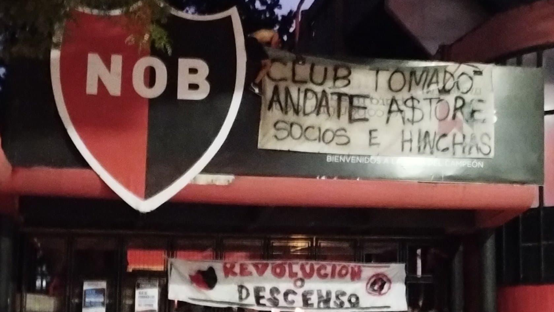 Centenar de hinchas se tomó las oficinas de Newell's en Argentina