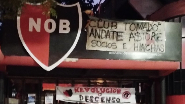 Centenar de hinchas se tomó las oficinas de Newell's en Argentina