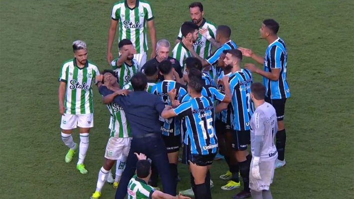 Controversia en Brasil: Gustavo Quinteros agredió a un jugador rival y fue expulsado en triunfo de Gremio