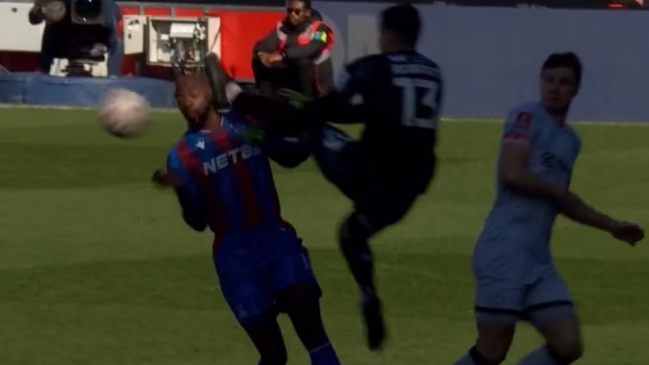 [VIDEO] ¡Directo en la cara! La brutal patada del arquero de Millwall en FA Cup