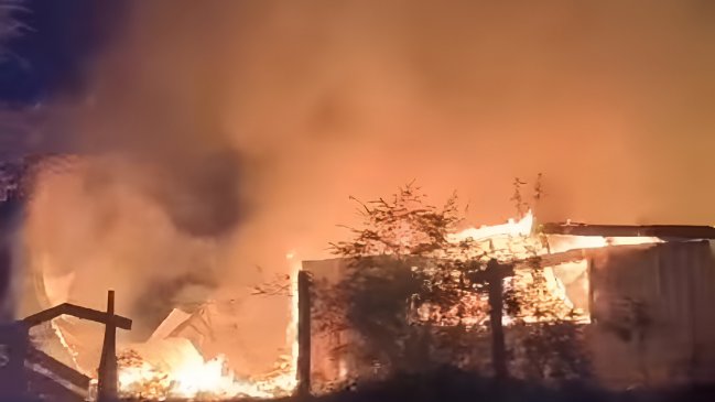Feroz incendio consumió por completo una escuela rural en el límite de Villarrica y Panguipulli