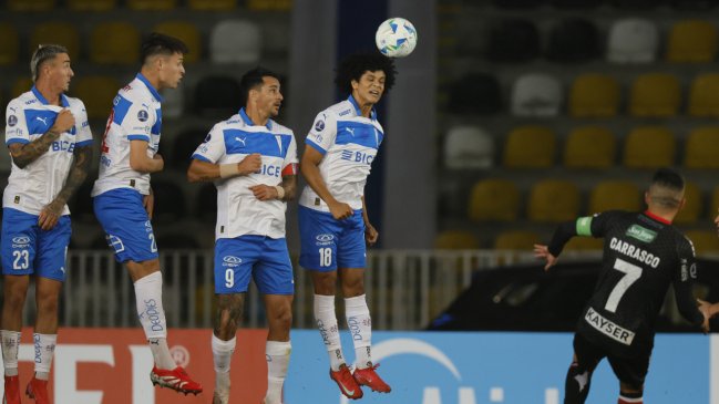 [VIDEO] Palestino sorprendió de entrada a la UC con un golazo de tiro libre de Bryan Carrasco