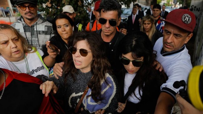 Fanáticos de Maradona increparon a acusados por muerte del astro argentino en puerta del tribunal