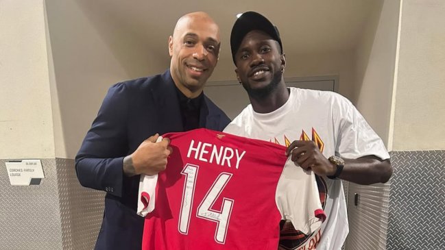 [VIDEO] Cecilio Waterman recibió un regalo de su ídolo Thierry Henry